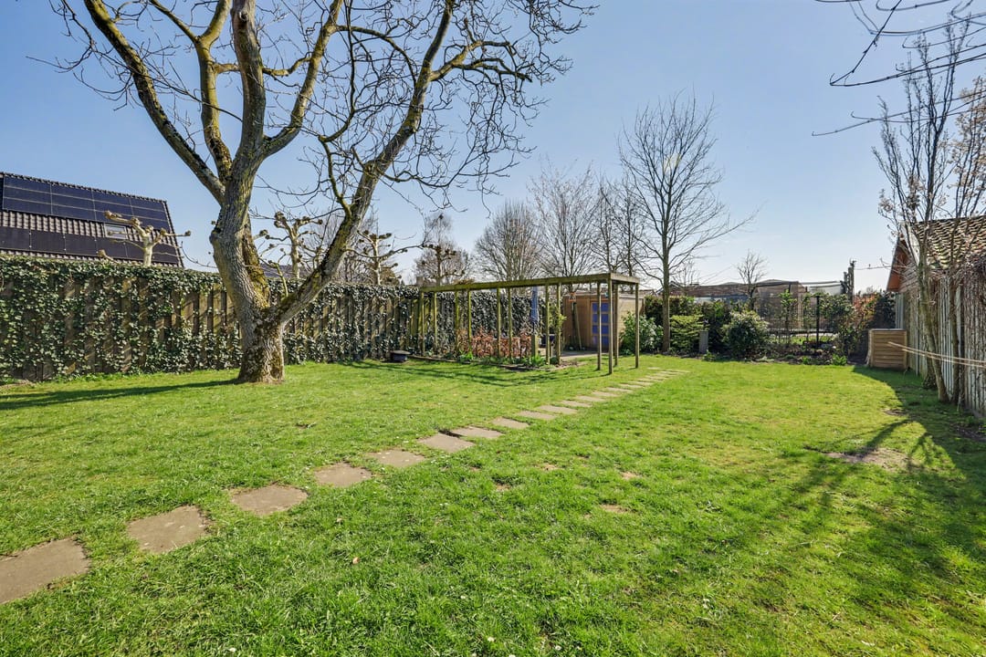 Spacious detached family home with modern extension and deep south-facing garden — 39