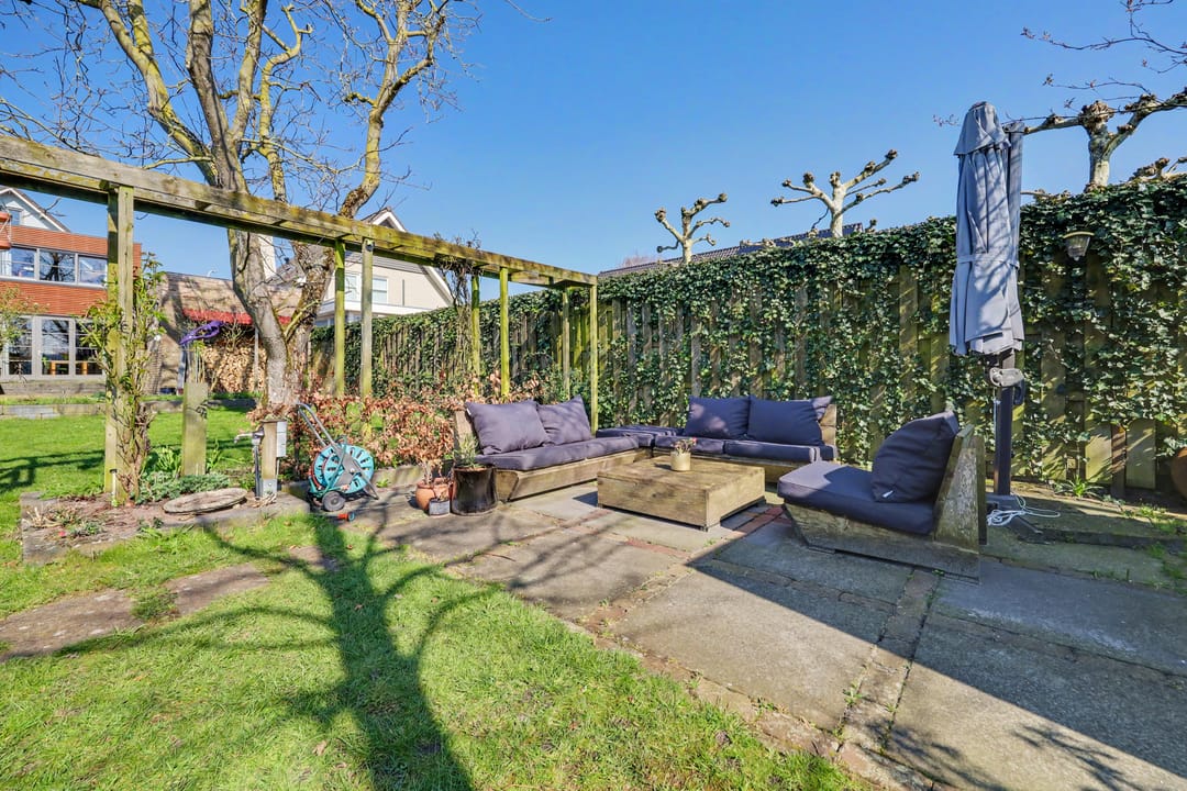 Spacious detached family home with modern extension and deep south-facing garden — 40