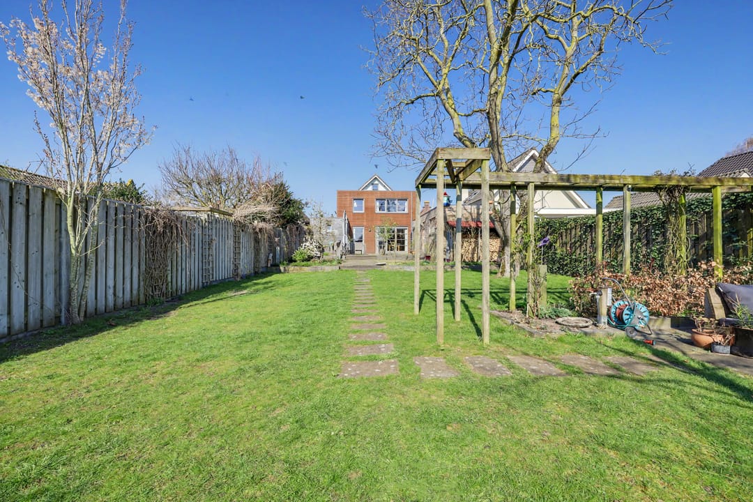 Spacious detached family home with modern extension and deep south-facing garden — 45