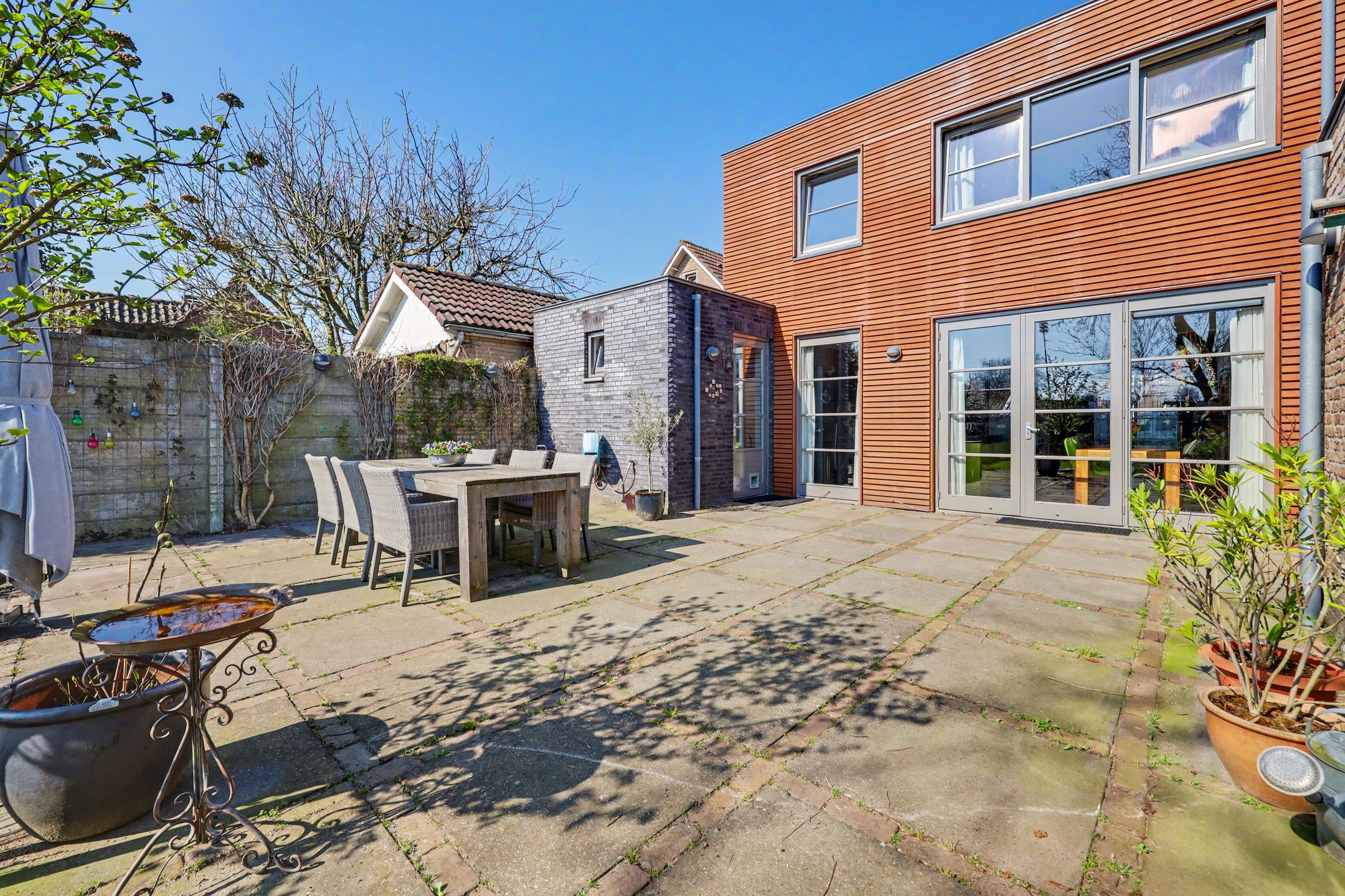 Spacious detached family home with modern extension and deep south-facing garden — 46