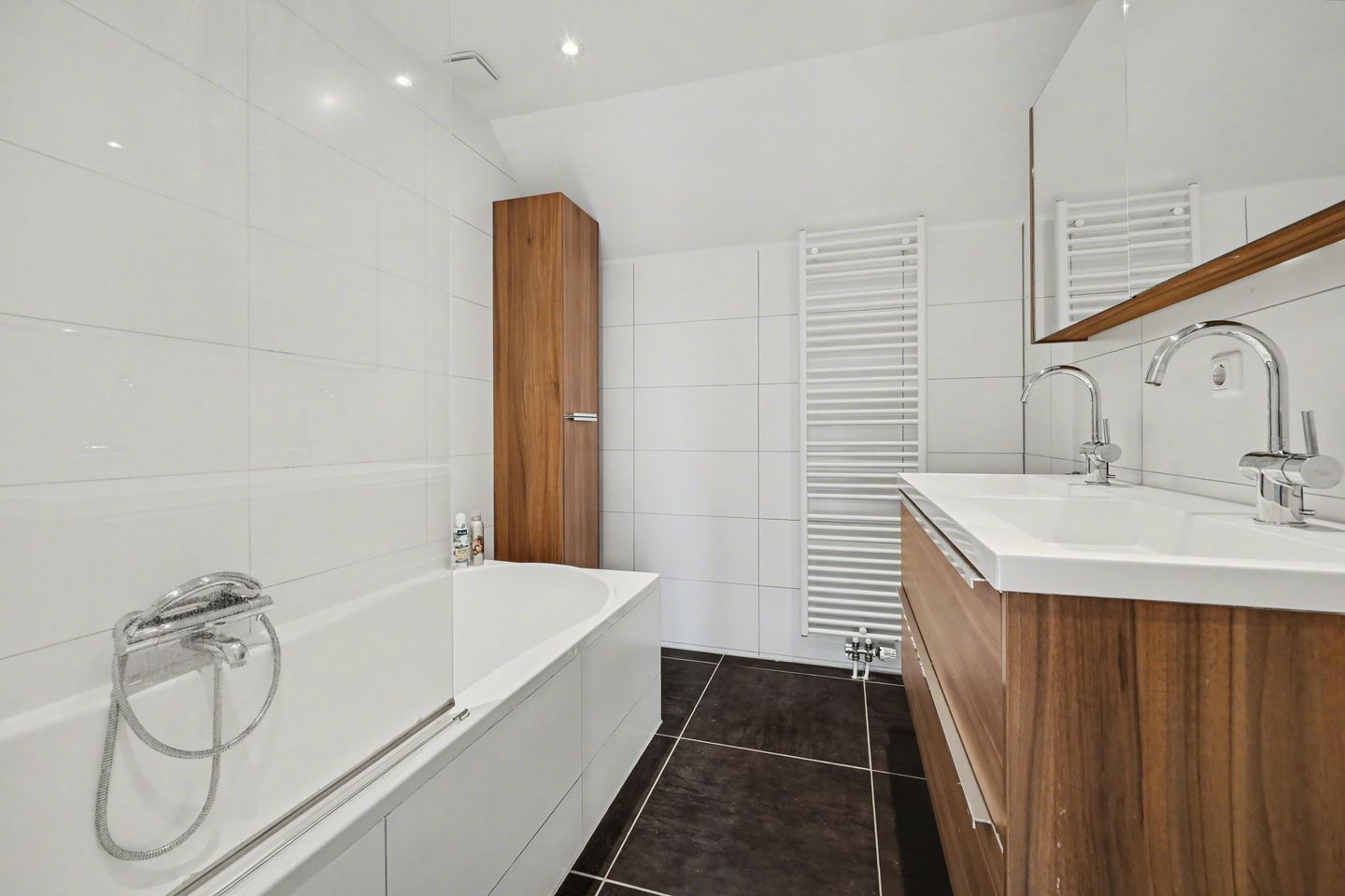 Spacious detached family home with modern extension and deep south-facing garden — 23