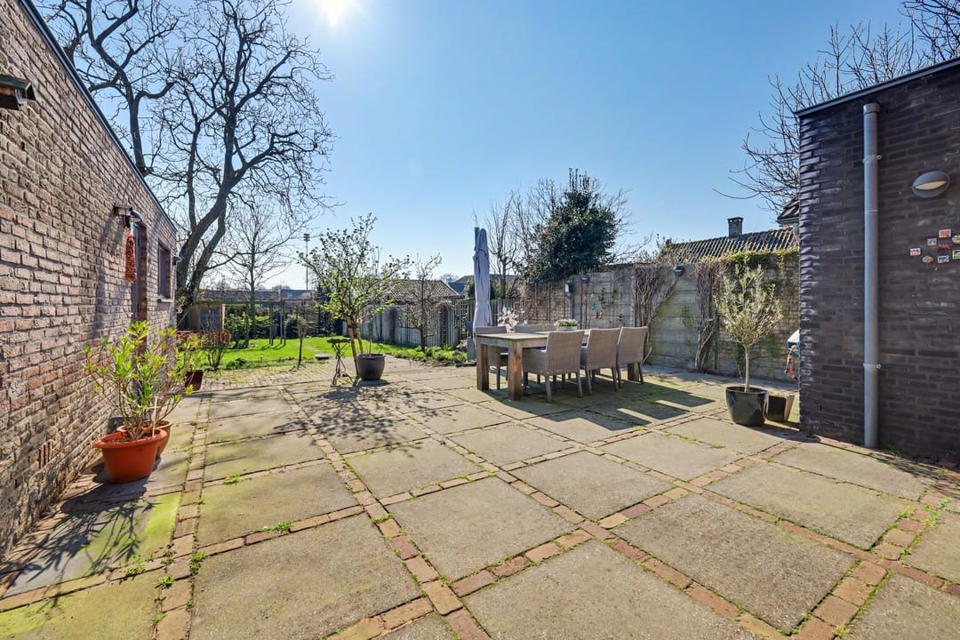 Spacious detached family home with modern extension and deep south-facing garden — 48