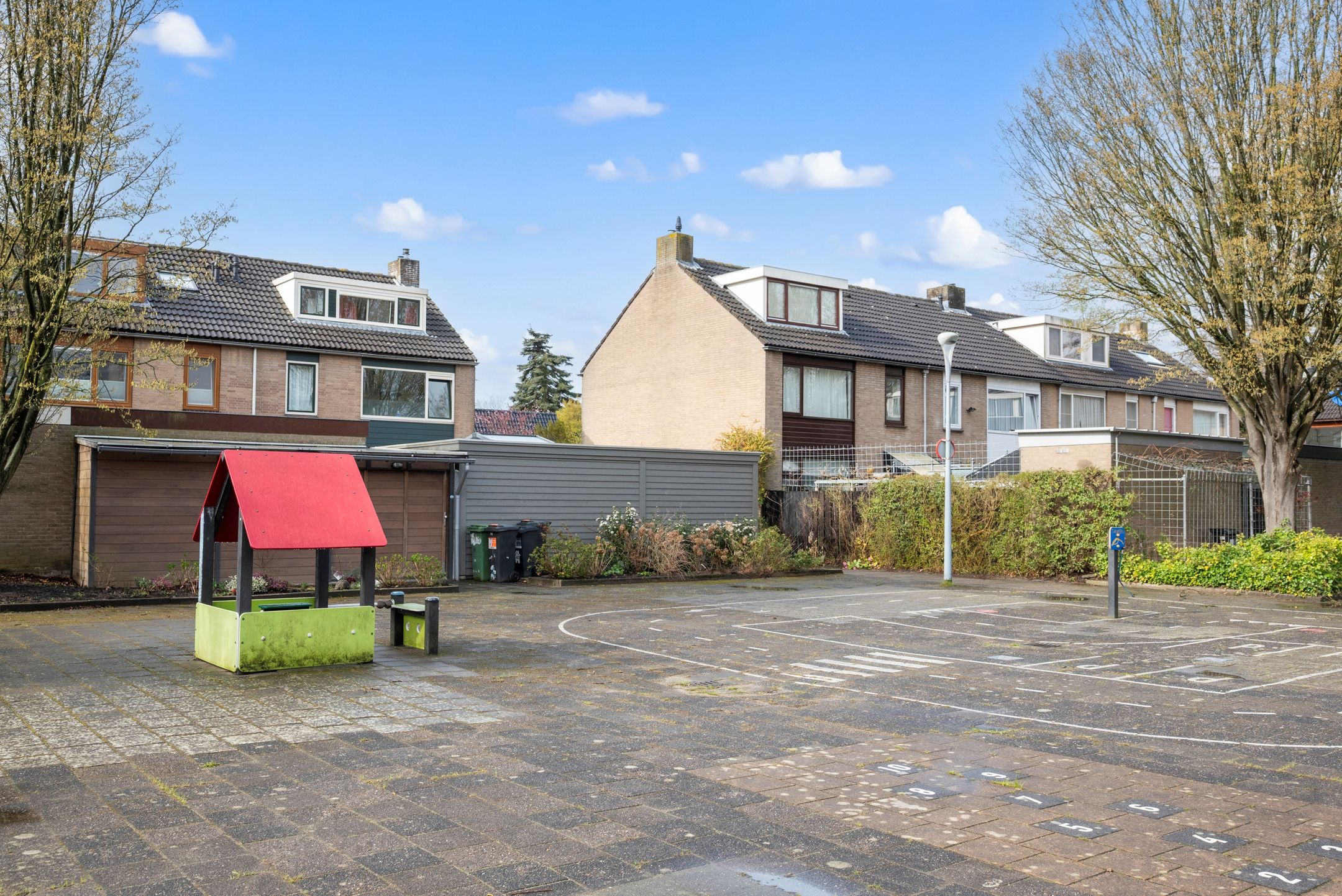 Modern family home with 5 bedrooms and sunny garden in Nieuw-Vennep West — 27
