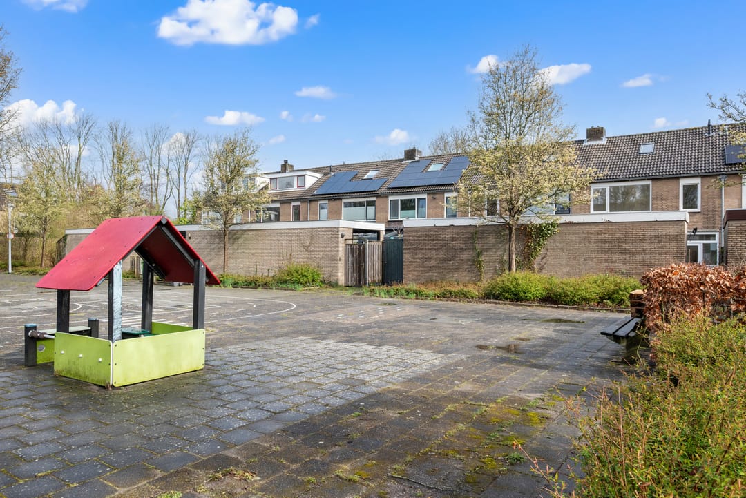 Modern family home with 5 bedrooms and sunny garden in Nieuw-Vennep West — 28