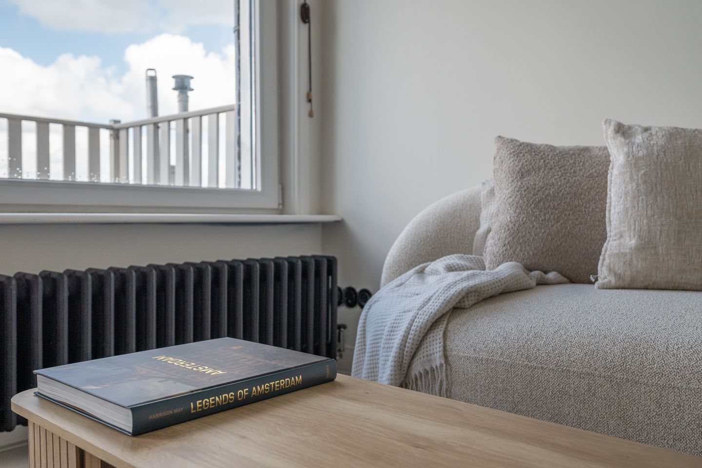 Renovated Three-Room Apartment with Roof Terrace and Panoramic City Views — 13