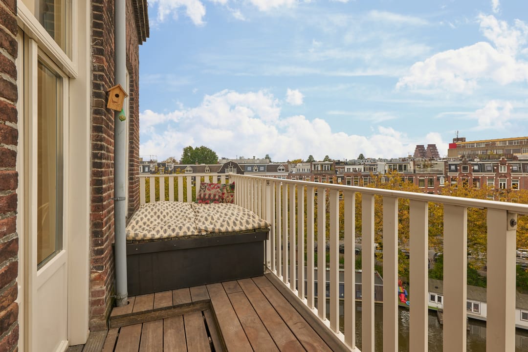 Renovated Three-Room Apartment with Roof Terrace and Panoramic City Views — 15