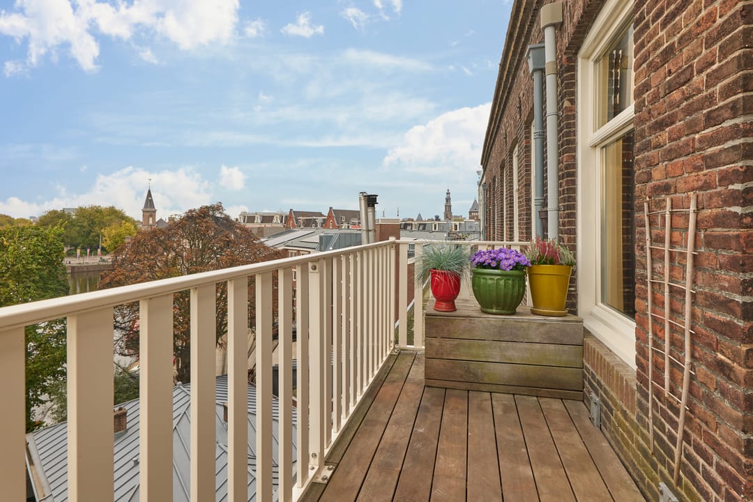 Renovated Three-Room Apartment with Roof Terrace and Panoramic City Views — 16
