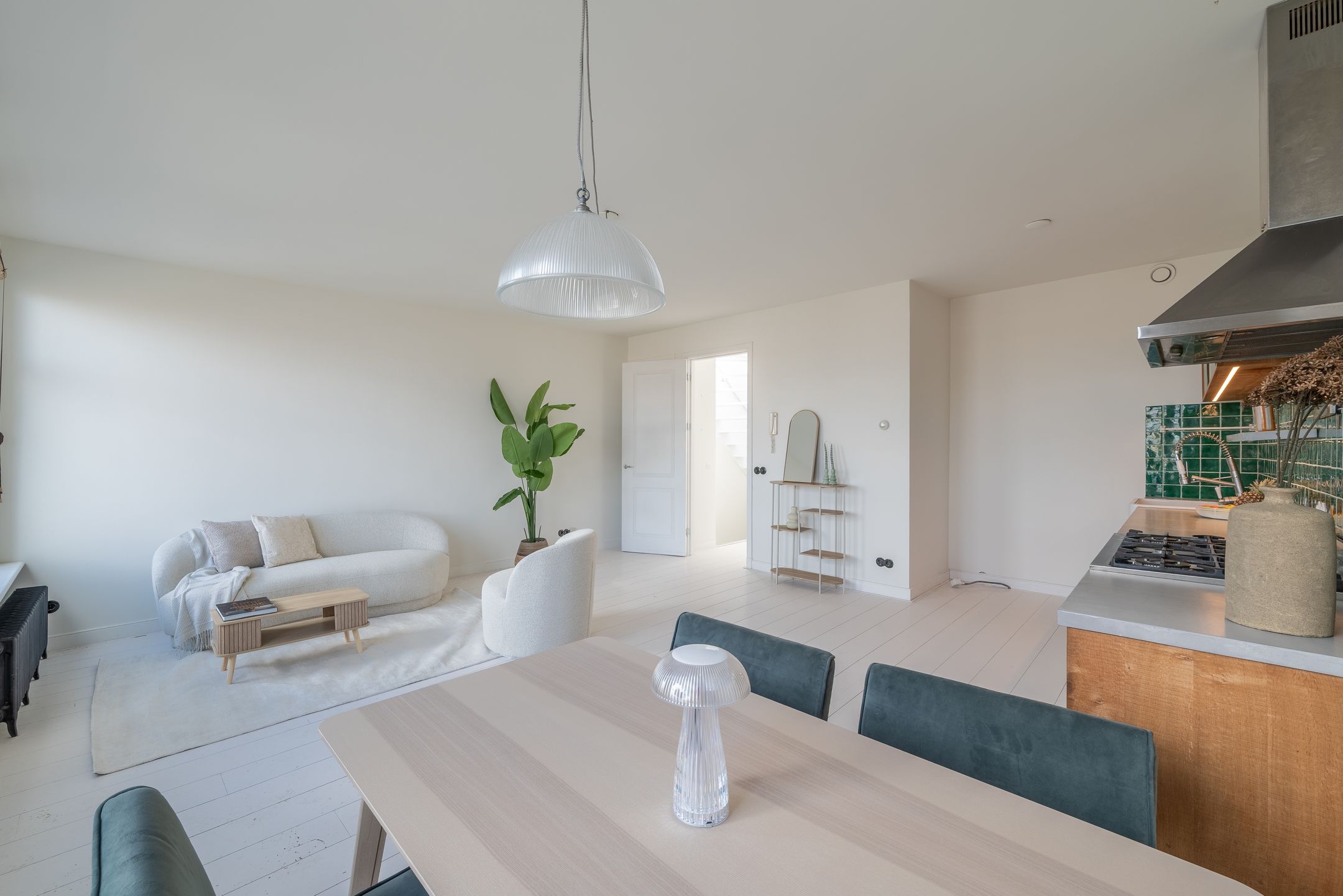 Renovated Three-Room Apartment with Roof Terrace and Panoramic City Views — 17