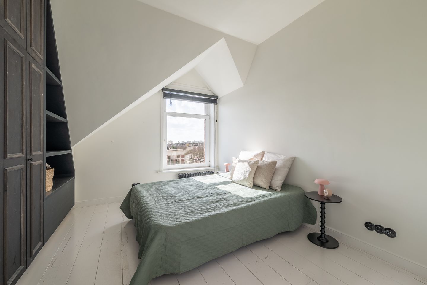 Renovated Three-Room Apartment with Roof Terrace and Panoramic City Views — 18
