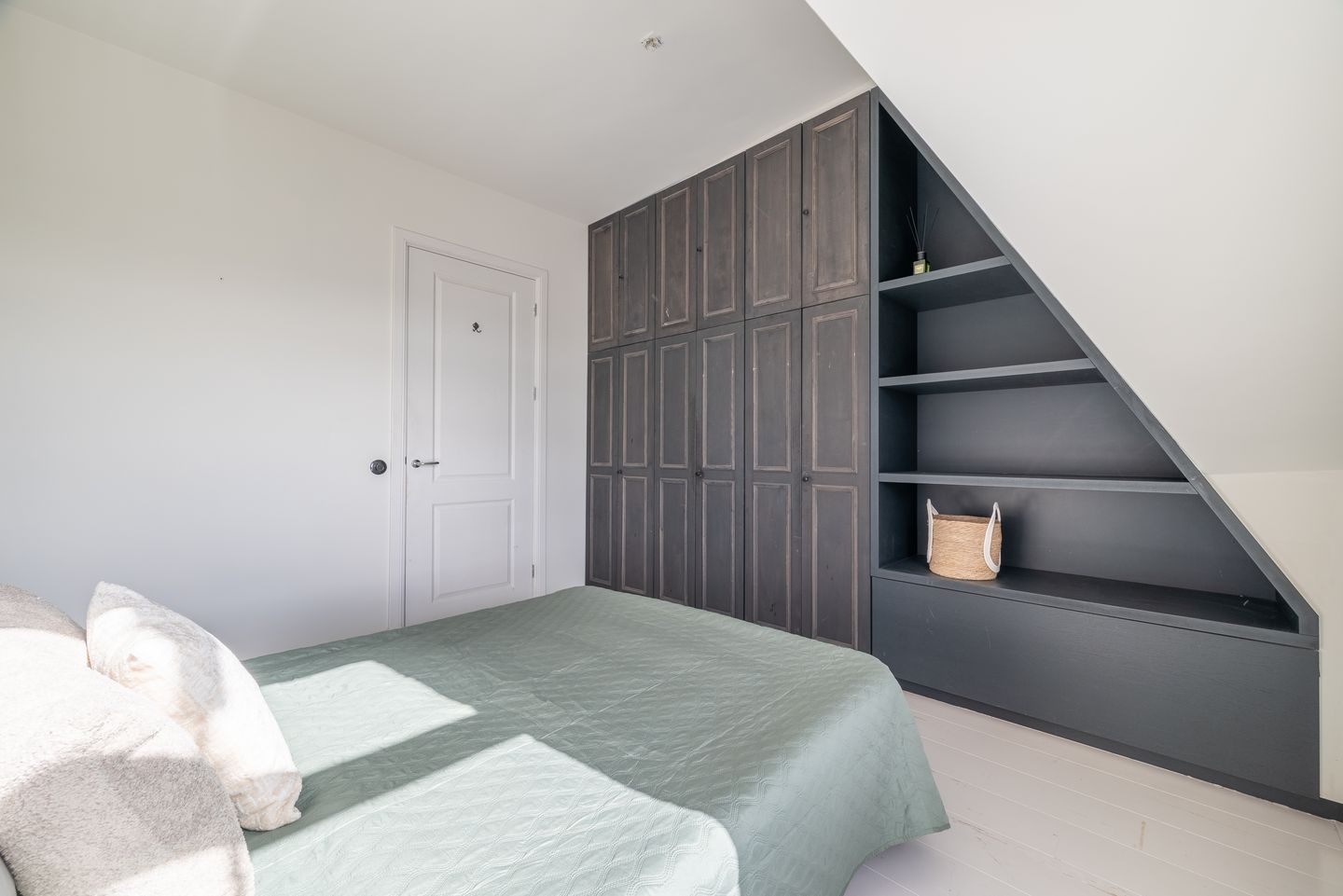 Renovated Three-Room Apartment with Roof Terrace and Panoramic City Views — 19