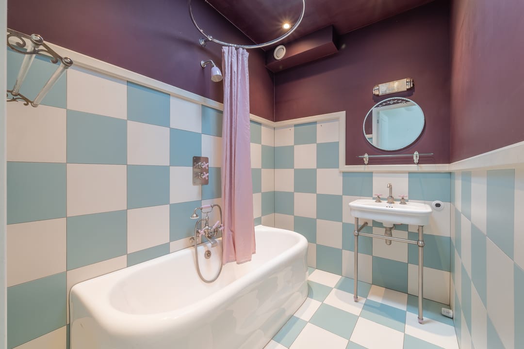 Renovated Three-Room Apartment with Roof Terrace and Panoramic City Views — 21