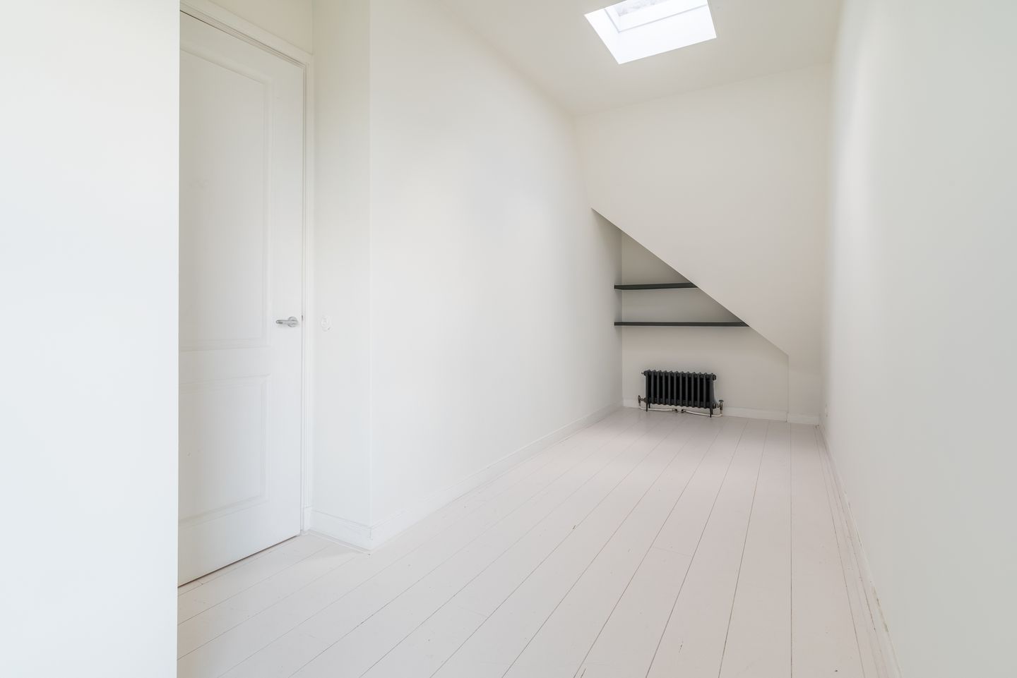 Renovated Three-Room Apartment with Roof Terrace and Panoramic City Views — 24