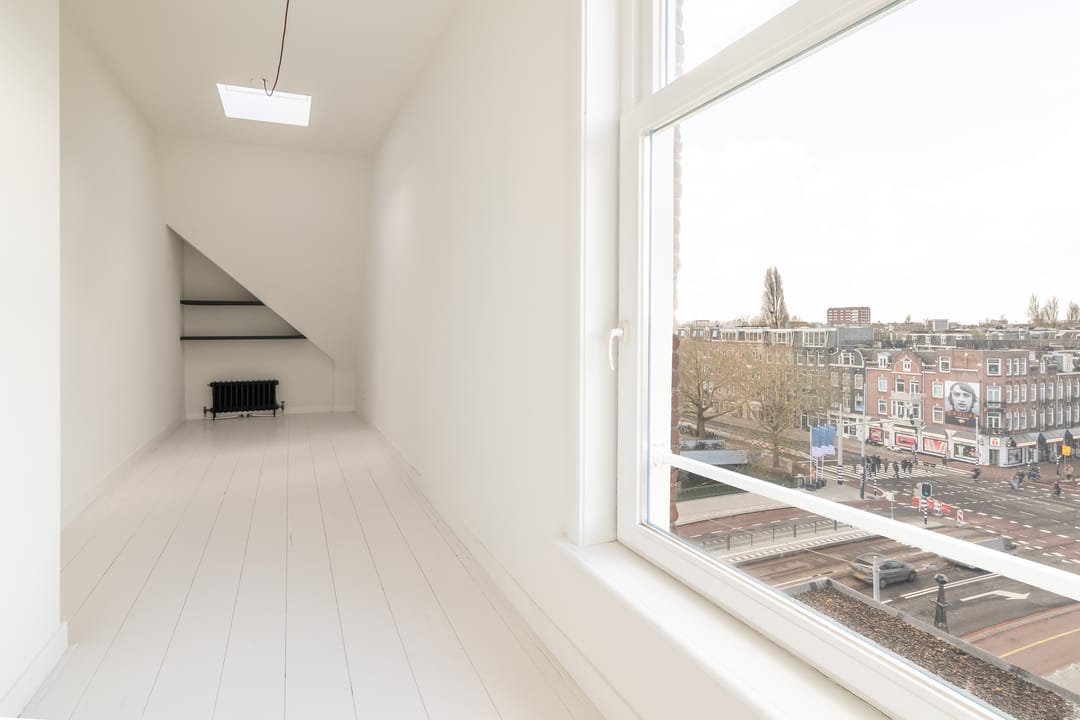 Renovated Three-Room Apartment with Roof Terrace and Panoramic City Views — 25