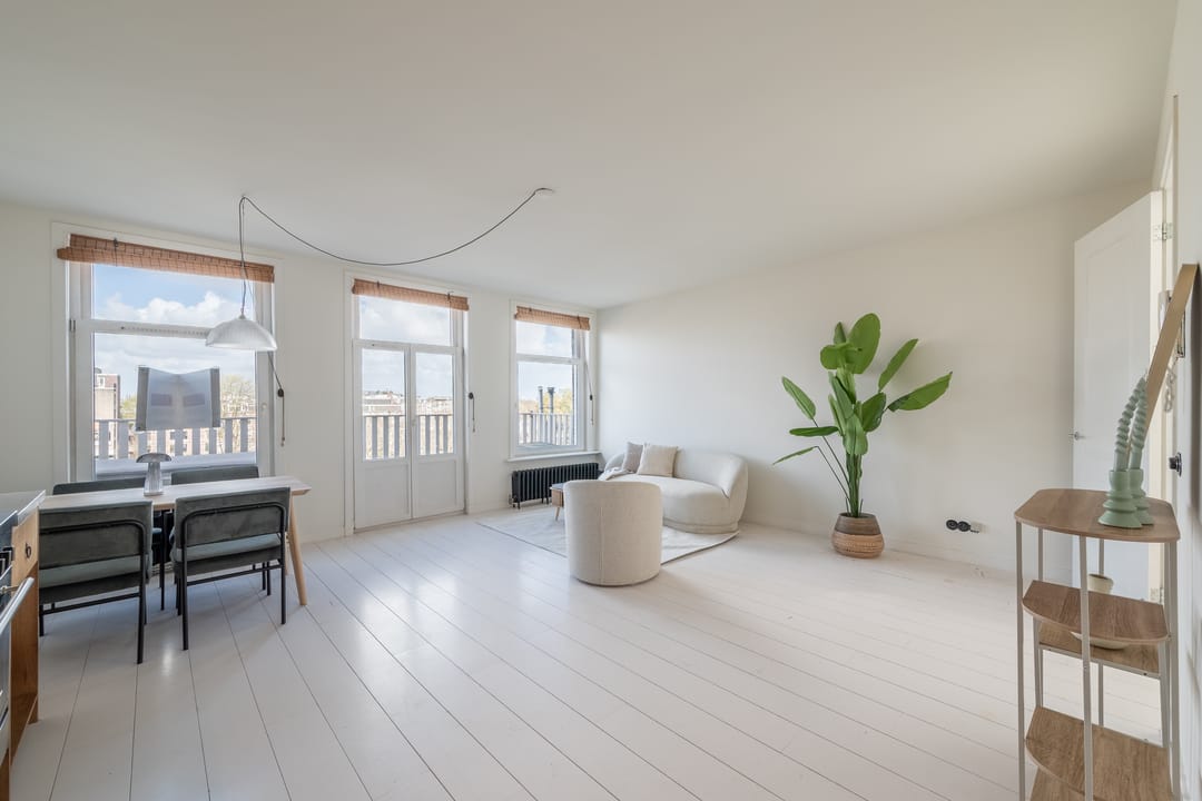 Renovated Three-Room Apartment with Roof Terrace and Panoramic City Views — 12