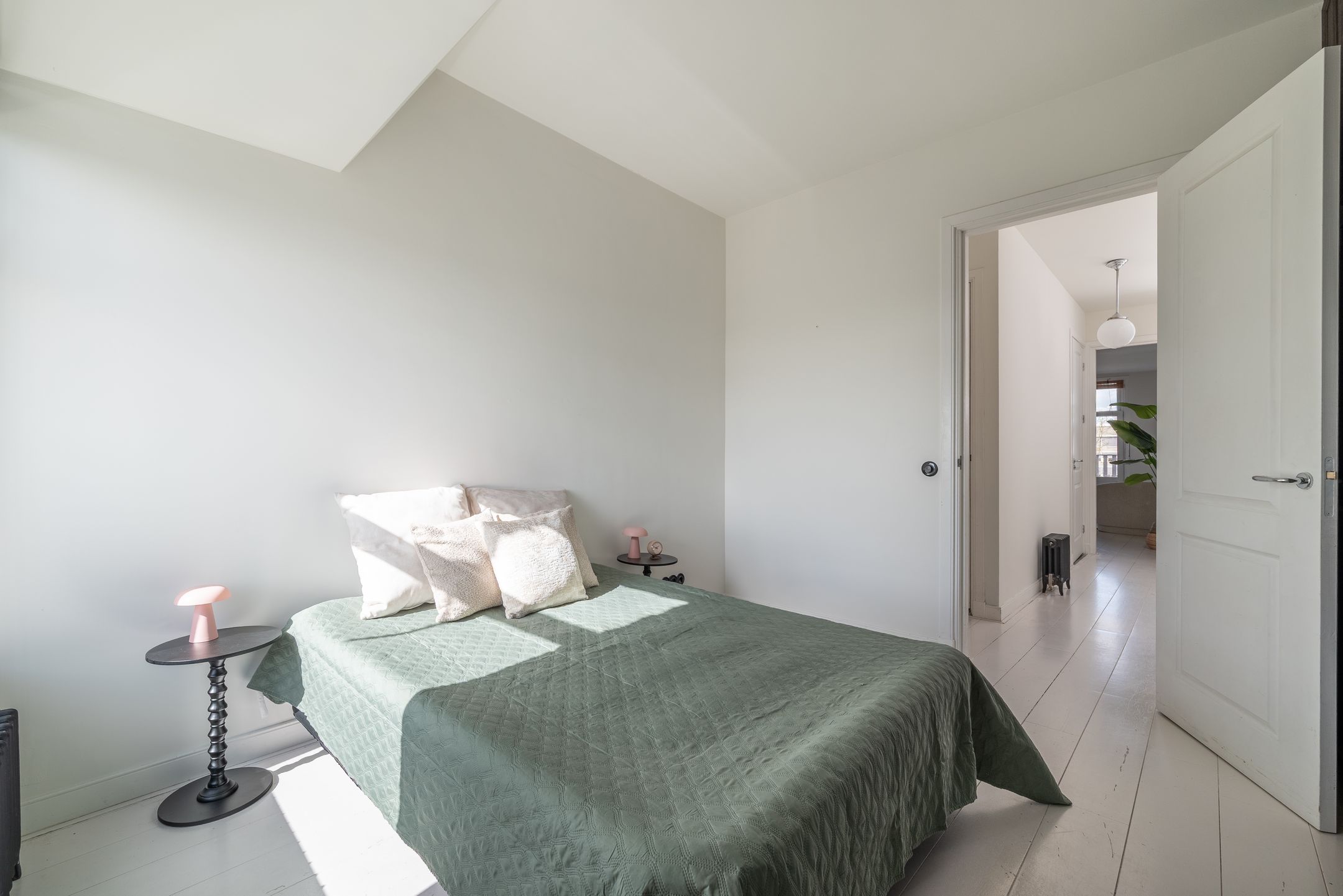 Renovated Three-Room Apartment with Roof Terrace and Panoramic City Views — 20