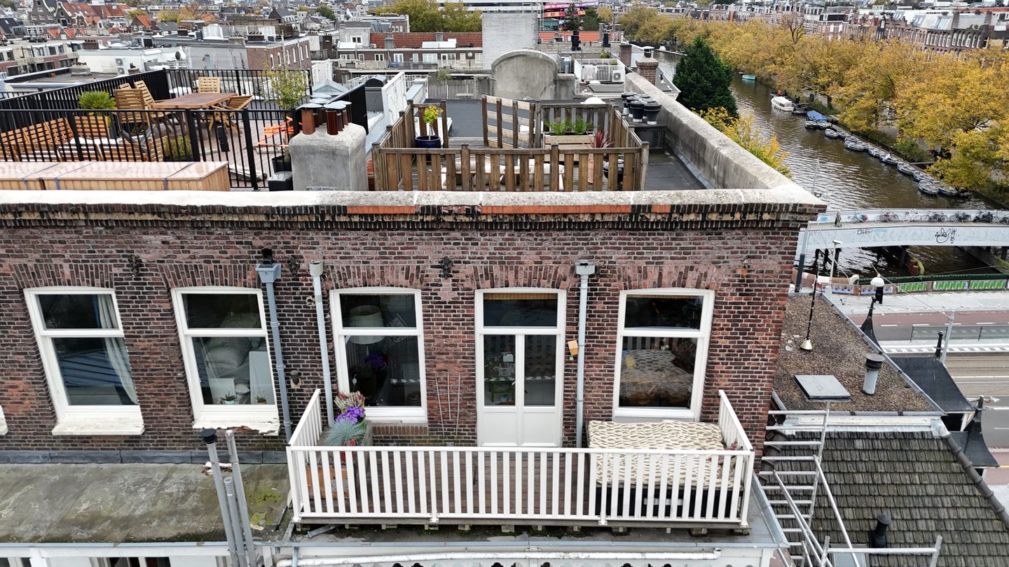 Renovated Three-Room Apartment with Roof Terrace and Panoramic City Views — 31