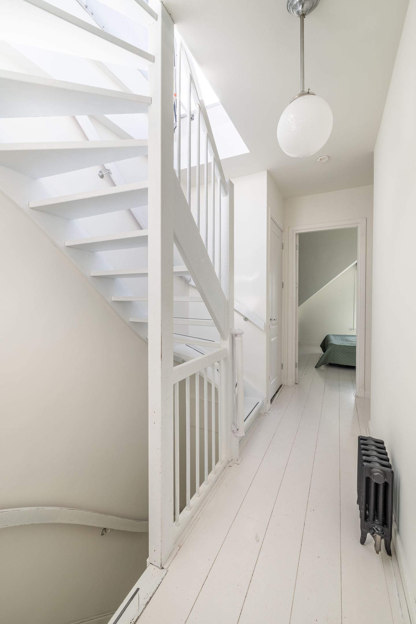 Renovated Three-Room Apartment with Roof Terrace and Panoramic City Views — 28