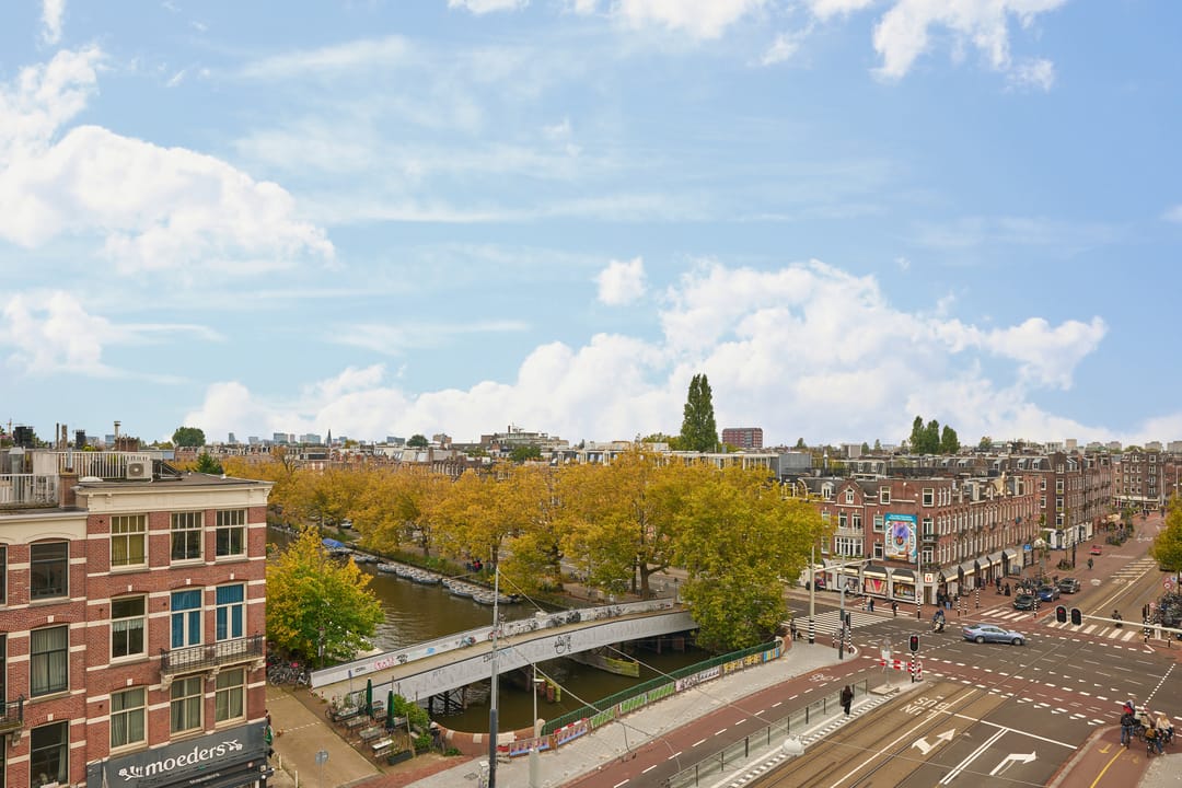 Renovated Three-Room Apartment with Roof Terrace and Panoramic City Views — 29