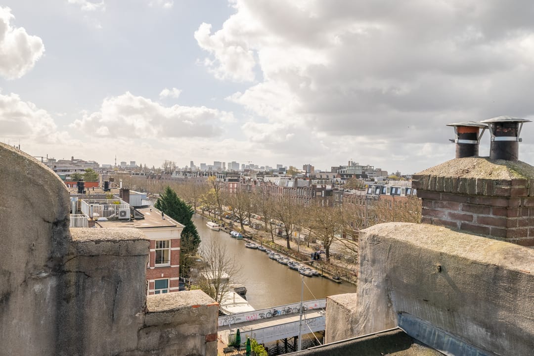 Renovated Three-Room Apartment with Roof Terrace and Panoramic City Views — 30