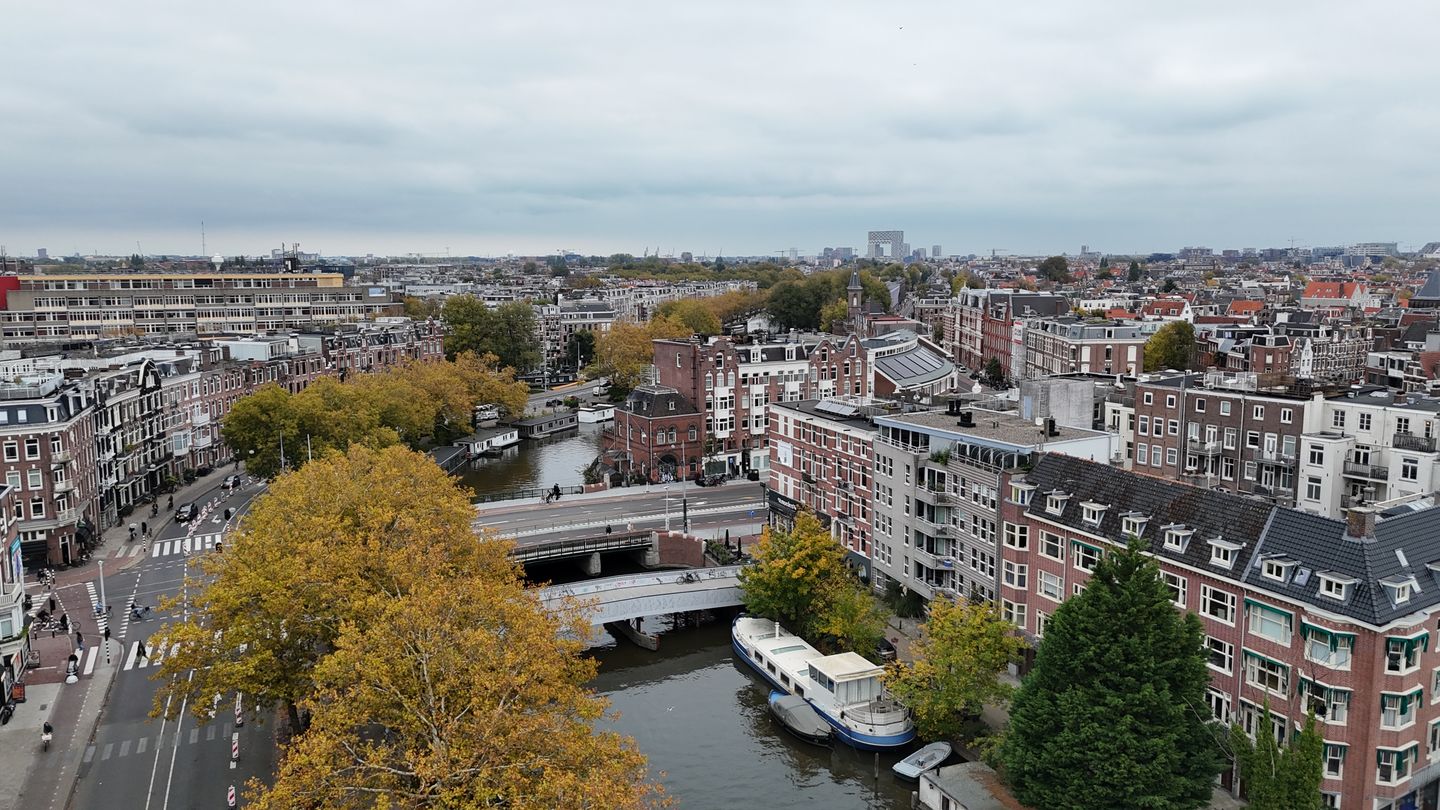 Renovated Three-Room Apartment with Roof Terrace and Panoramic City Views — 37