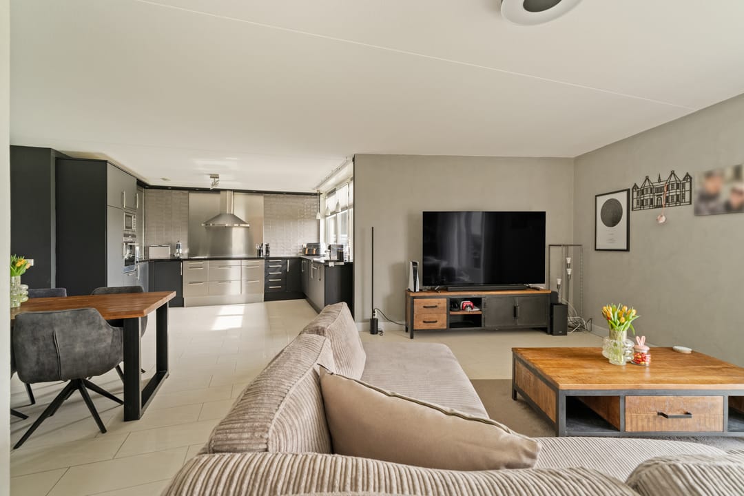Spacious ground-floor corner apartment with free views and extra room in quiet residential area — 12