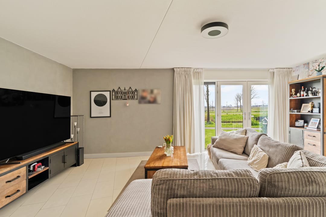 Spacious ground-floor corner apartment with free views and extra room in quiet residential area — 13