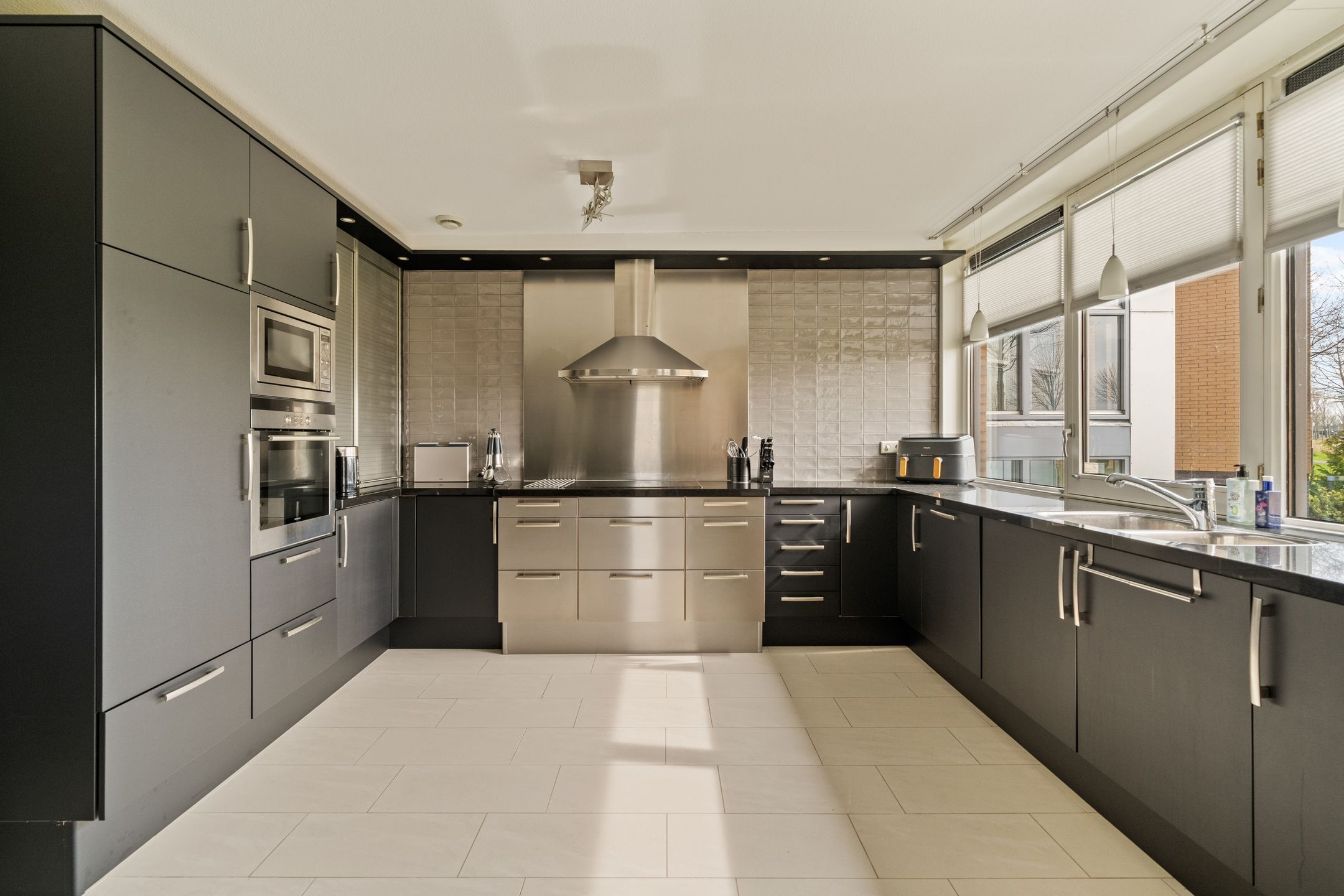 Spacious ground-floor corner apartment with free views and extra room in quiet residential area — 14