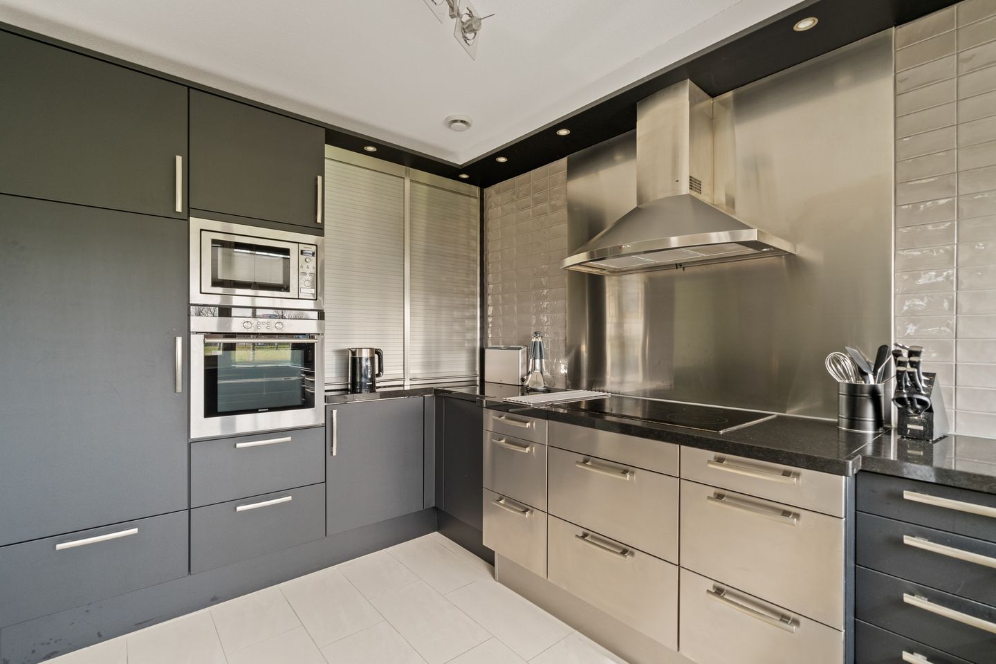 Spacious ground-floor corner apartment with free views and extra room in quiet residential area — 15