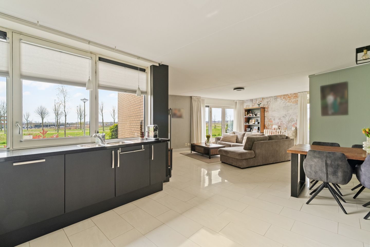 Spacious ground-floor corner apartment with free views and extra room in quiet residential area — 16