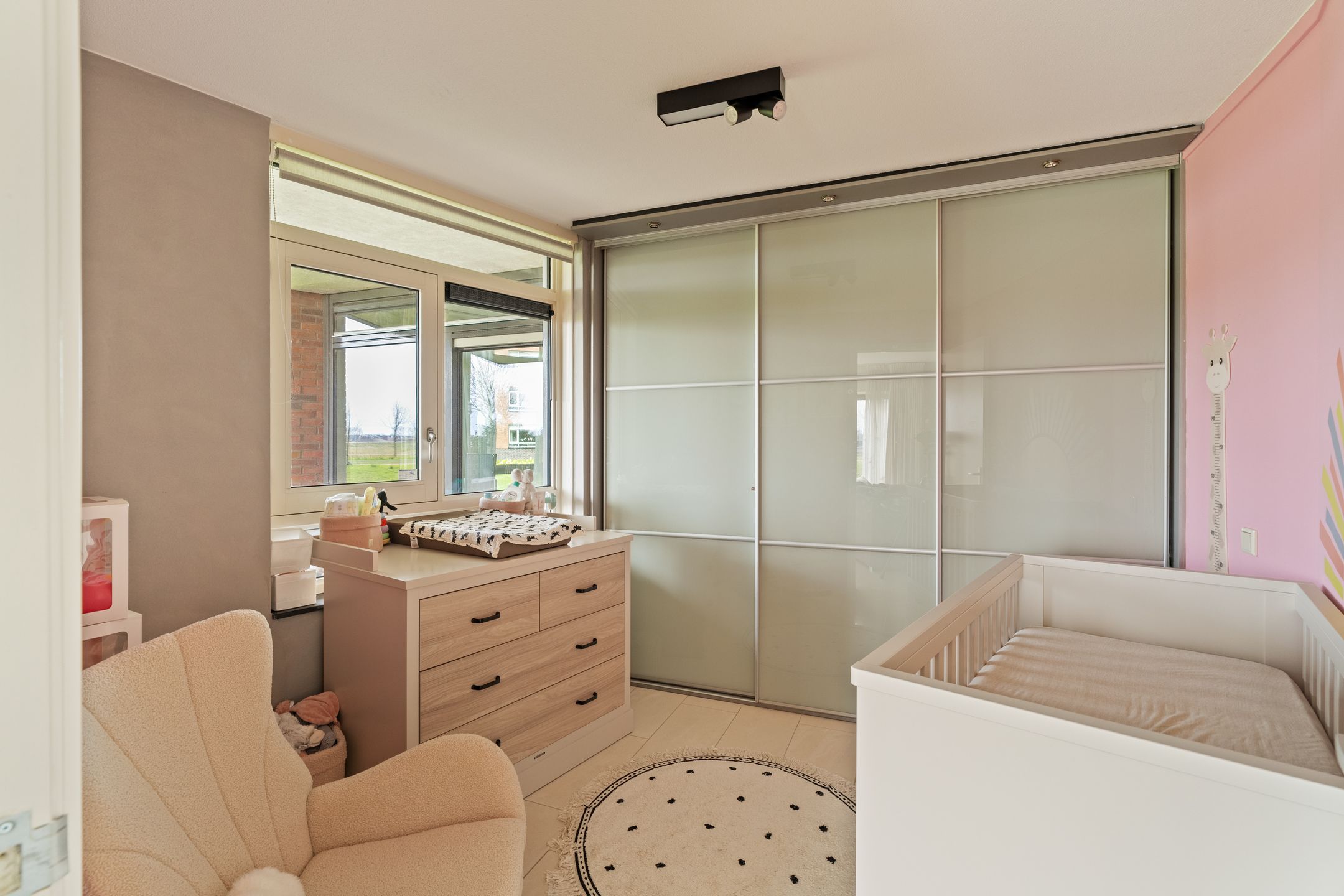 Spacious ground-floor corner apartment with free views and extra room in quiet residential area — 17