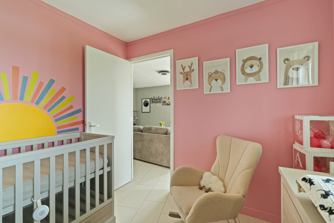 Spacious ground-floor corner apartment with free views and extra room in quiet residential area — 18