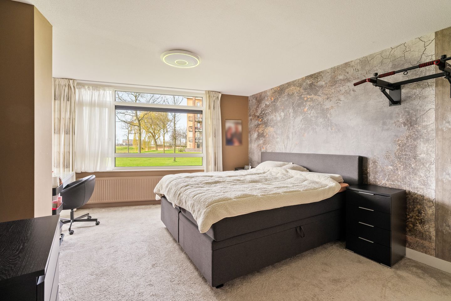Spacious ground-floor corner apartment with free views and extra room in quiet residential area — 21
