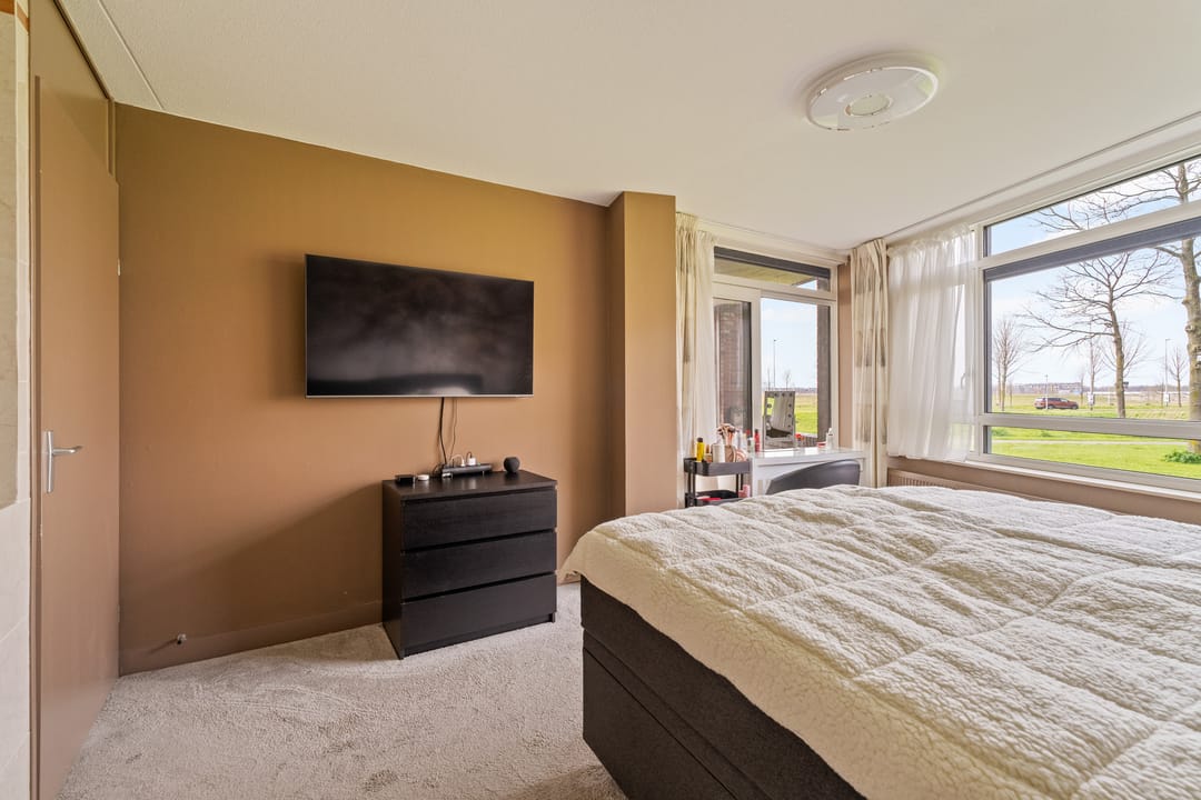 Spacious ground-floor corner apartment with free views and extra room in quiet residential area — 22