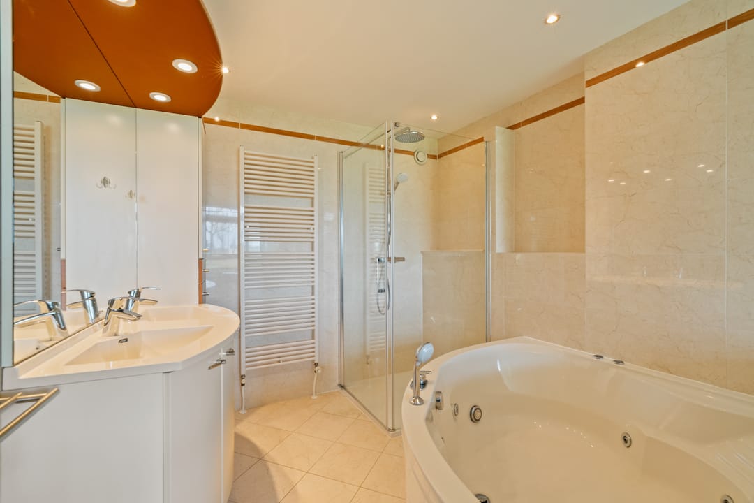 Spacious ground-floor corner apartment with free views and extra room in quiet residential area — 24