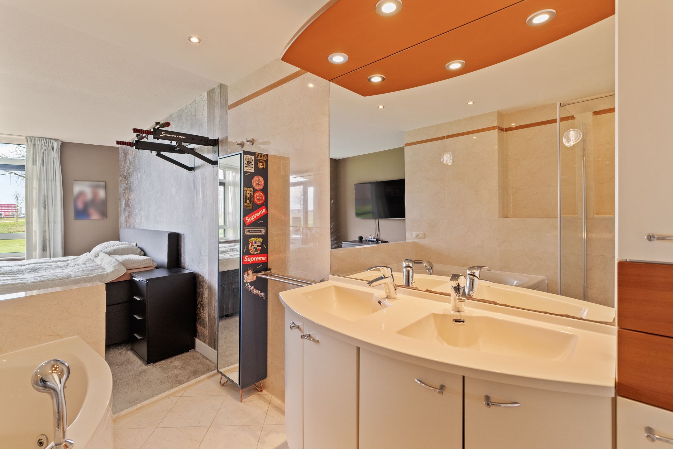 Spacious ground-floor corner apartment with free views and extra room in quiet residential area — 26
