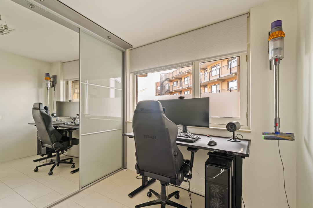 Spacious ground-floor corner apartment with free views and extra room in quiet residential area — 27