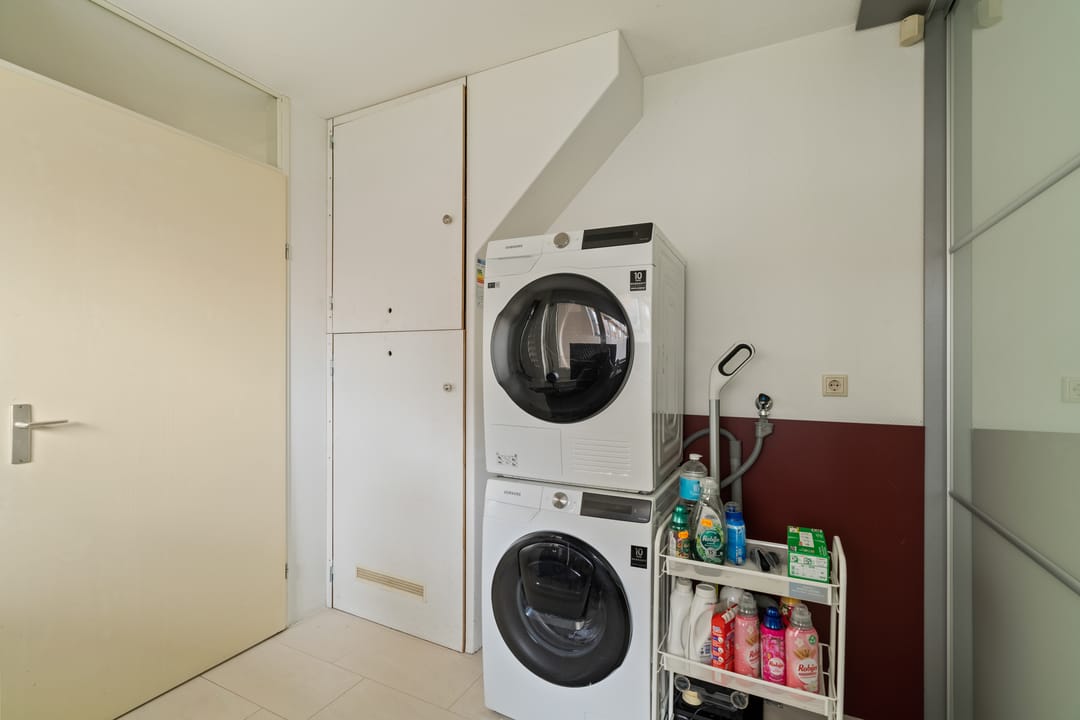 Spacious ground-floor corner apartment with free views and extra room in quiet residential area — 28