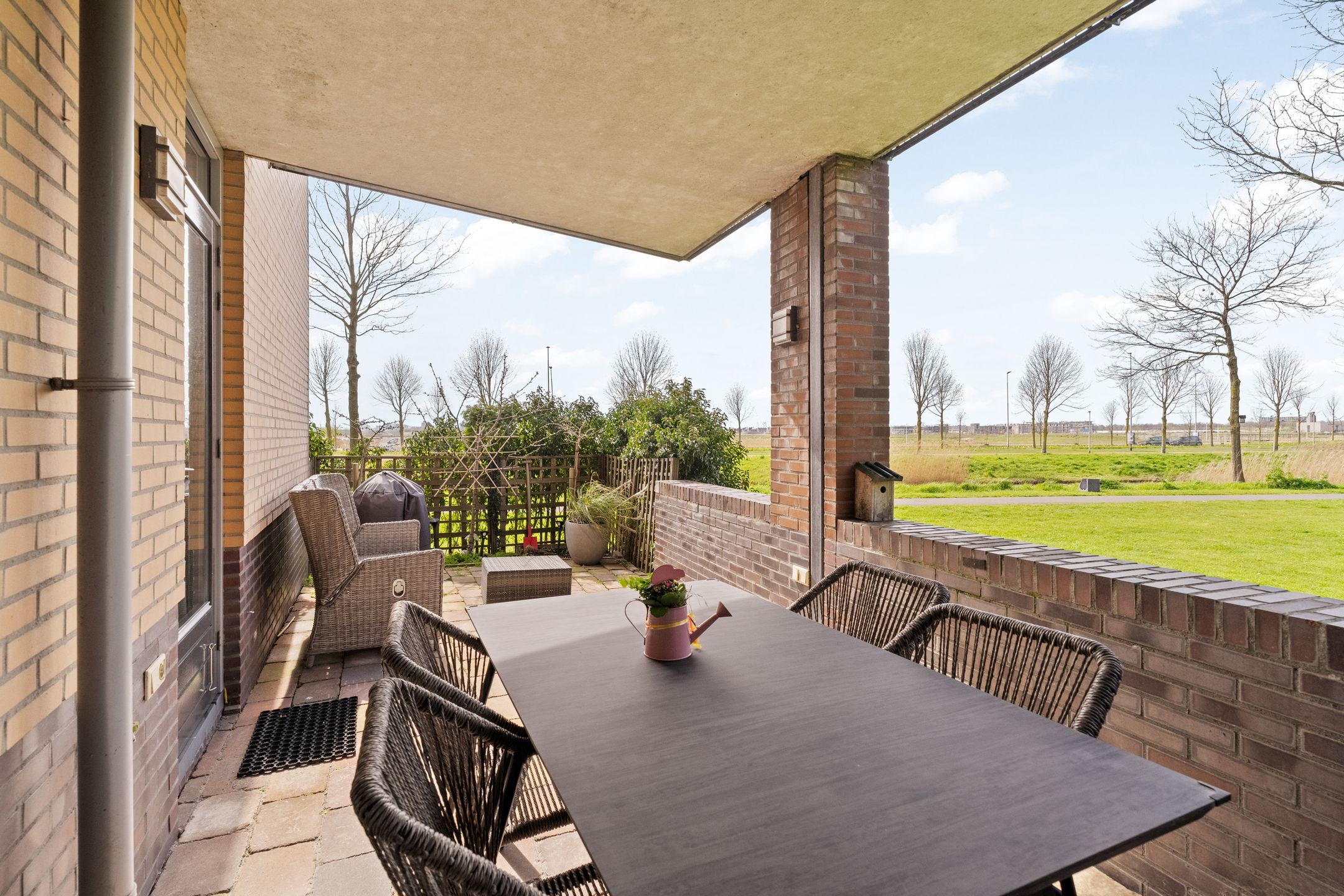 Spacious ground-floor corner apartment with free views and extra room in quiet residential area — 29