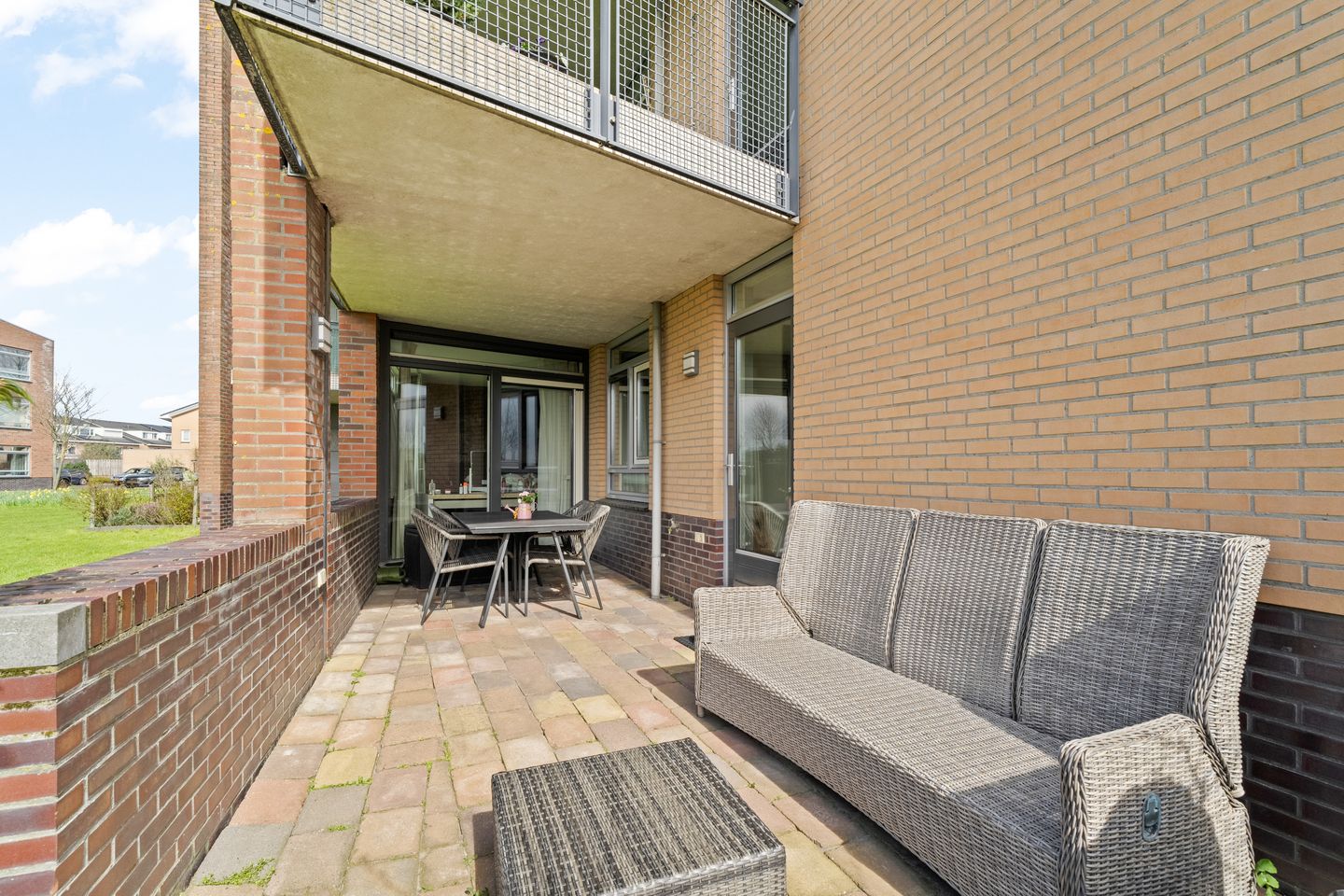Spacious ground-floor corner apartment with free views and extra room in quiet residential area — 30