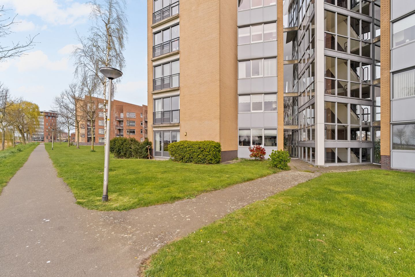 Spacious ground-floor corner apartment with free views and extra room in quiet residential area — 31