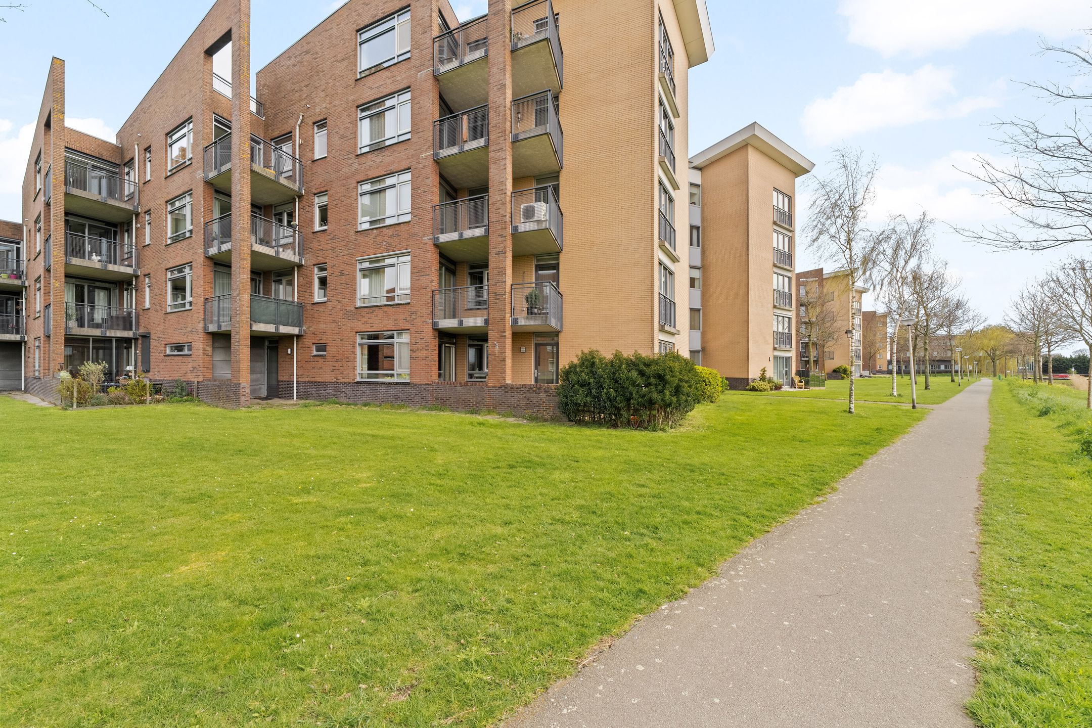 Spacious ground-floor corner apartment with free views and extra room in quiet residential area — 32