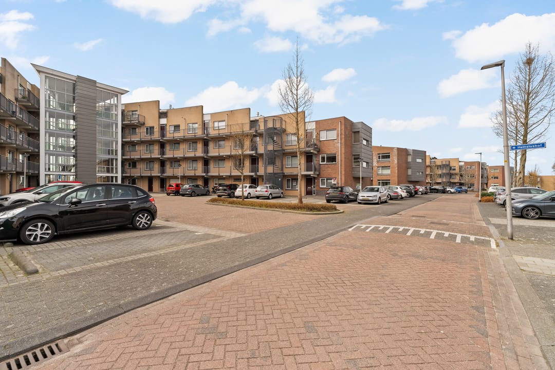 Spacious ground-floor corner apartment with free views and extra room in quiet residential area — 33