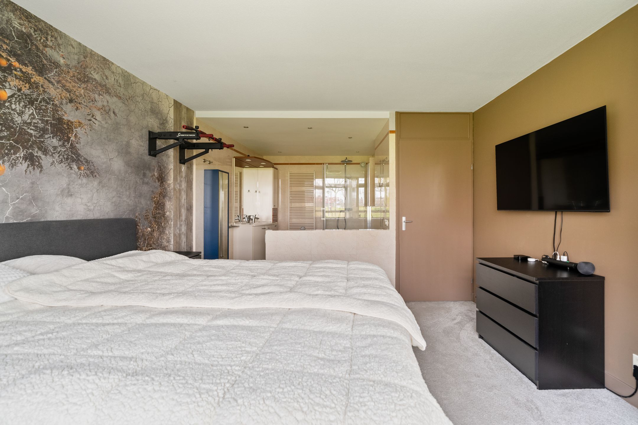 Spacious ground-floor corner apartment with free views and extra room in quiet residential area — 23