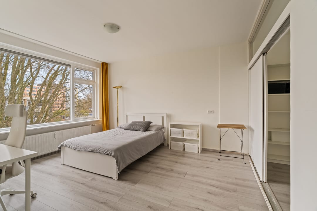 Top Floor Apartment with Two Balconies in Rotterdam Het Lage Land — 14