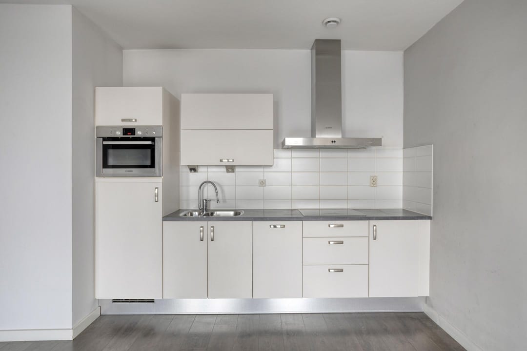 Spacious 3-Room Apartment with Double Balcony and Private Parking Near Tilburg University — 13