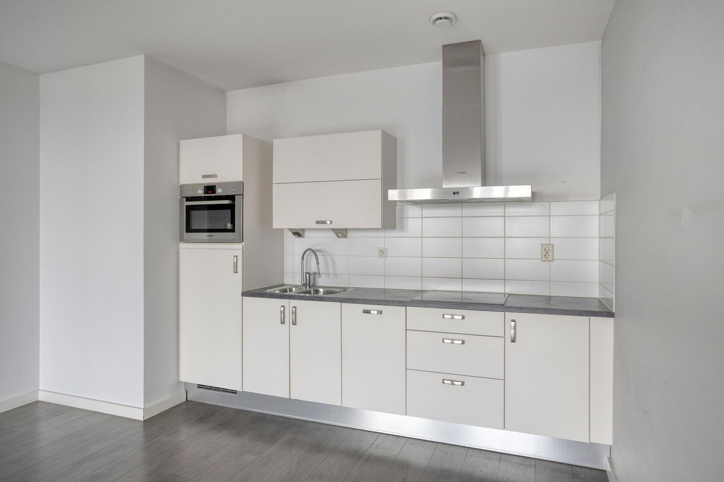 Spacious 3-Room Apartment with Double Balcony and Private Parking Near Tilburg University — 14
