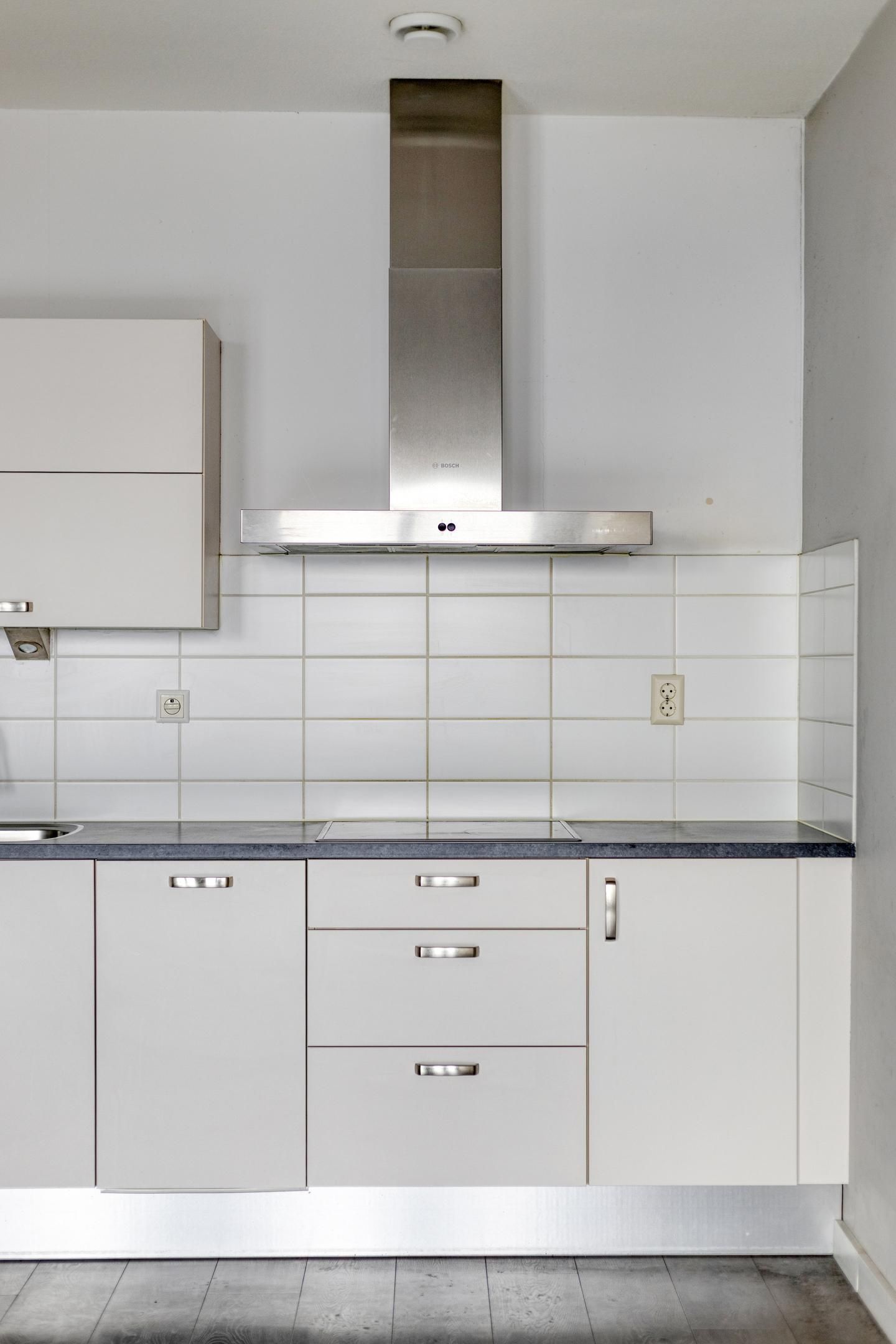 Spacious 3-Room Apartment with Double Balcony and Private Parking Near Tilburg University — 15