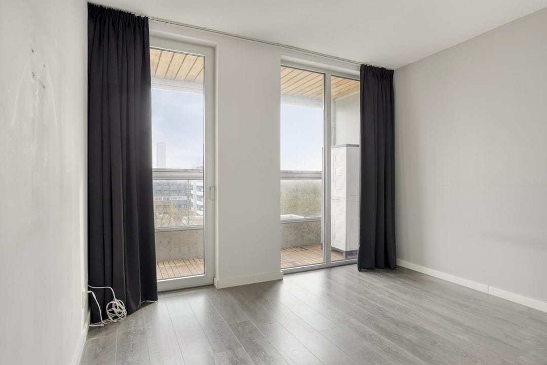 Spacious 3-Room Apartment with Double Balcony and Private Parking Near Tilburg University — 16