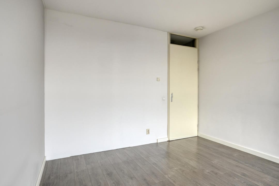 Spacious 3-Room Apartment with Double Balcony and Private Parking Near Tilburg University — 17