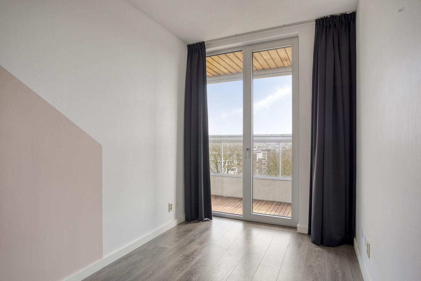 Spacious 3-Room Apartment with Double Balcony and Private Parking Near Tilburg University — 19